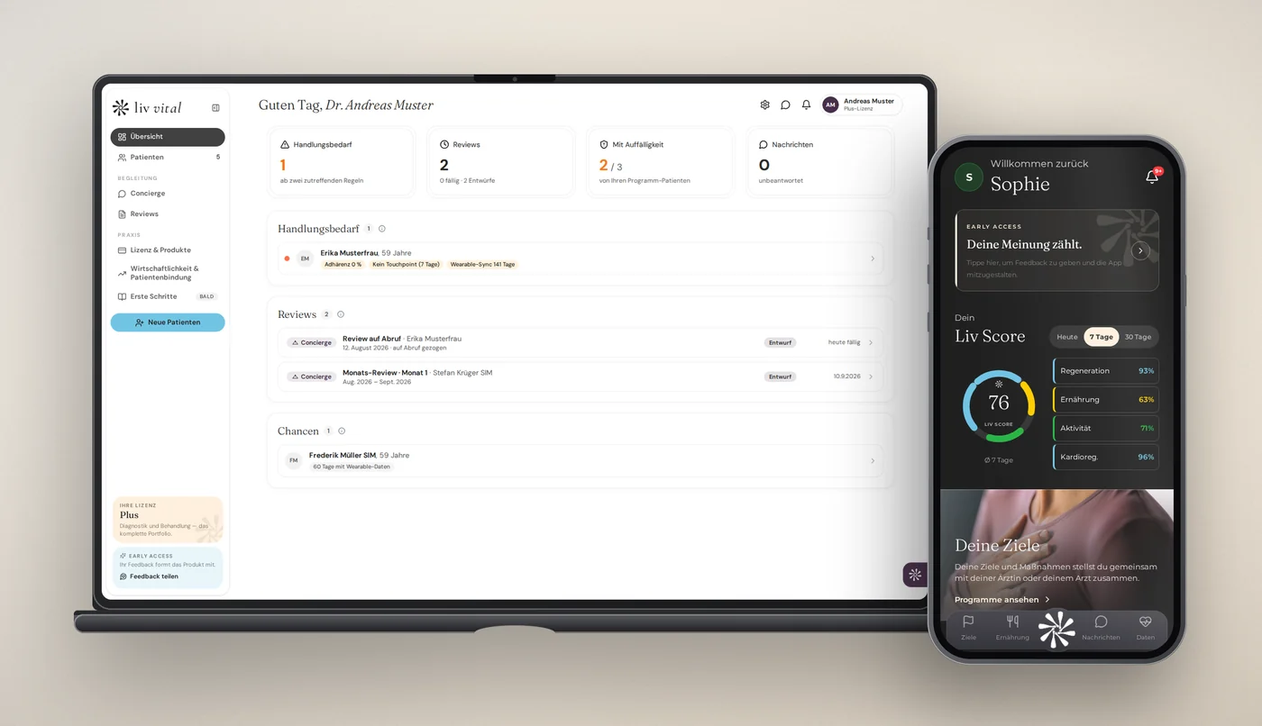 liv vital Plattform: Praxis-Dashboard mit Patientenübersicht auf dem Laptop, daneben die Patienten-App mit dem Liv Score auf dem Smartphone